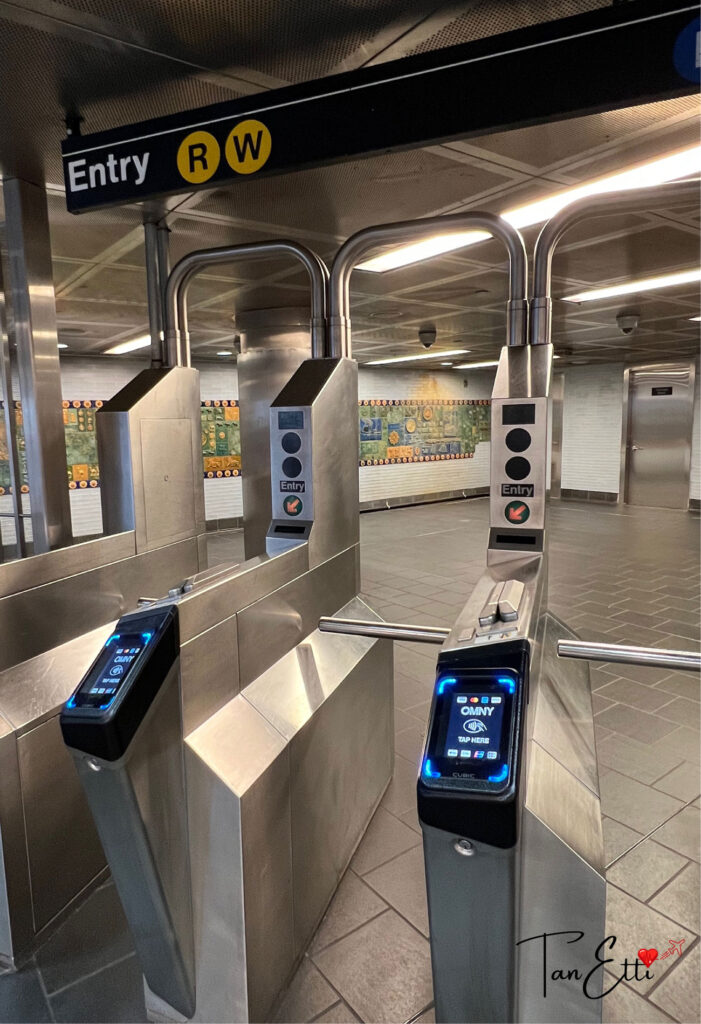 Subway Entry in New York City - neu kann mit der Bankkarte bezahlt werden