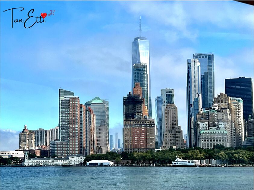 Das riesige World Trade Center Gebäude ragt über alle